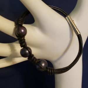 Leathet bracelet with fresh water pearls